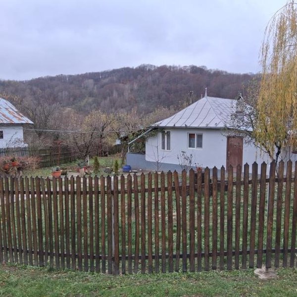 Vand casa batraneasca + teren 1000m2, comuna Rau Alb de jos, jud. Dambovita-1